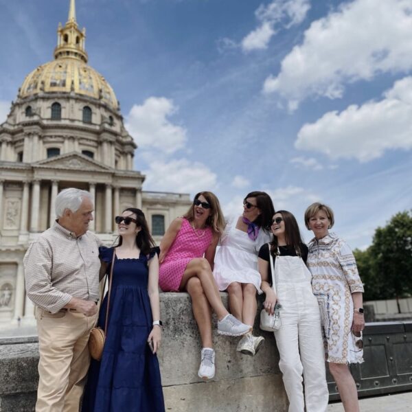 Paris Highlights by Metro : Picture of a smiling family in front of the Invalids.