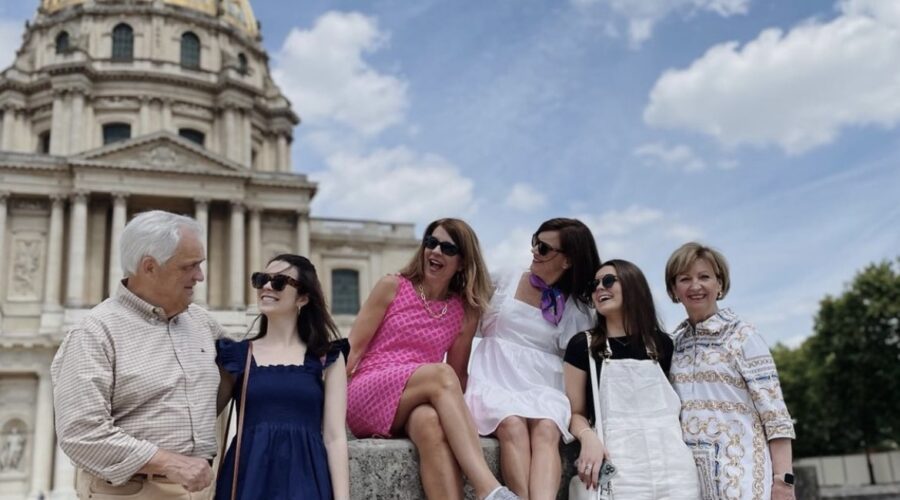 Paris Highlights by Metro : Picture of a smiling family in front of the Invalids.