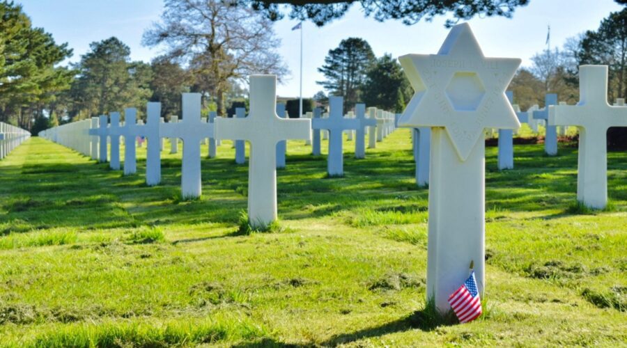 Star of David grave marker with American flag at Normandy American Cemetery Colleville-sur-Mer - Paris and Beyond Tours D-Day private tour from Bayeux Caen